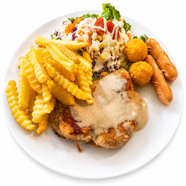 เซ็ตสเต๊กไก่รสเผ็ด — เสิร์ฟพร้อมชีสบอล ไส้กรอก เฟรนช์ฟรายส์ และสลัด