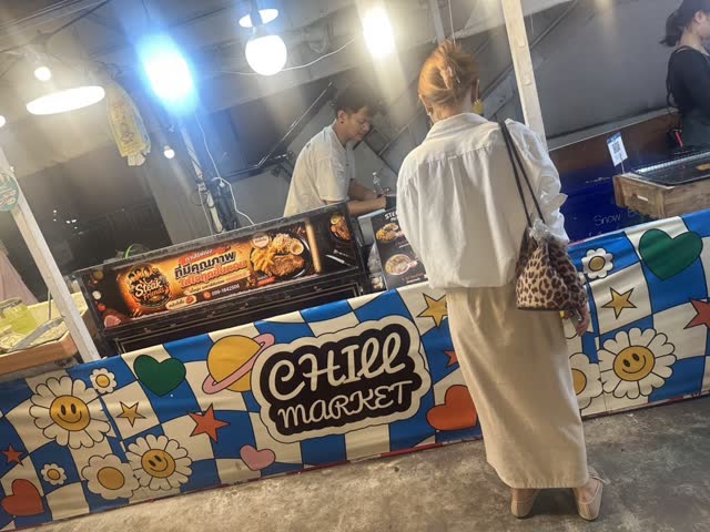 หน้าร้าน Steak Friends ในตลาดกลางคืนย่านอ่อนนุช กรุงเทพฯ
